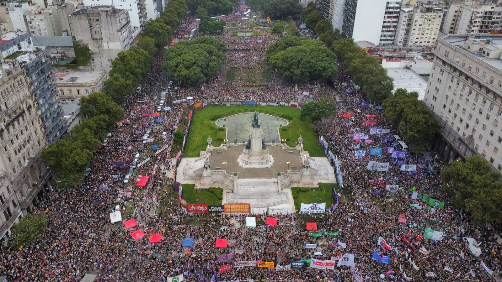 Nuevo artículo de Revista Zeugma: Respeten sucios: masiva movilización por el 8M